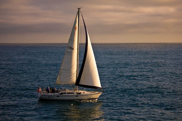 Yacht a vela In mare