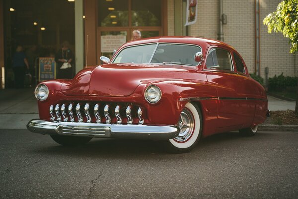 Czerwony amerykański retro samochód