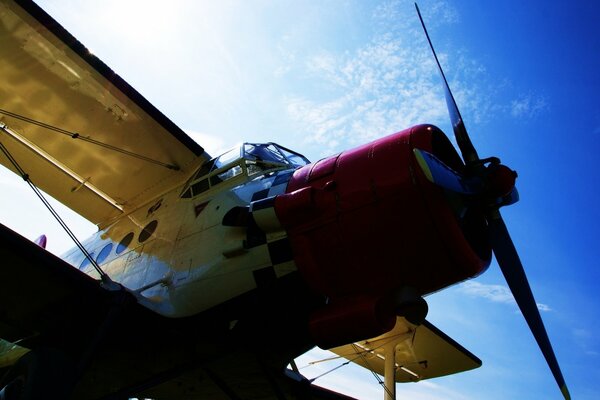 Avion survolant le ciel bleu