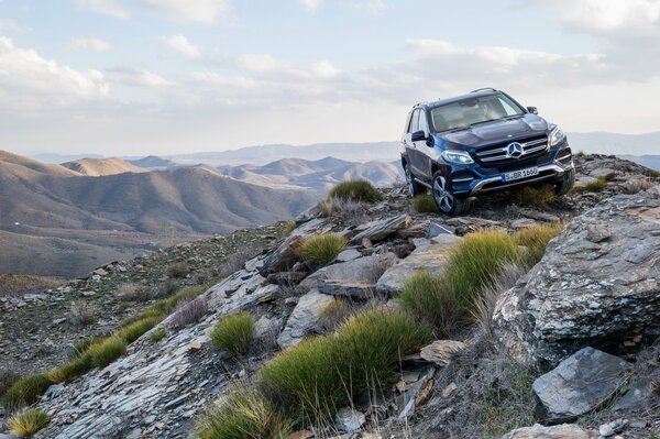 Schicker Mercedes Benz auf dem Hintergrund der Bergketten