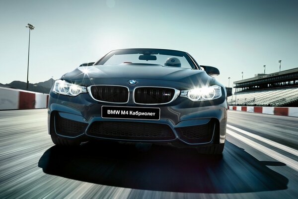 BMW à une vitesse folle se précipite sur la route