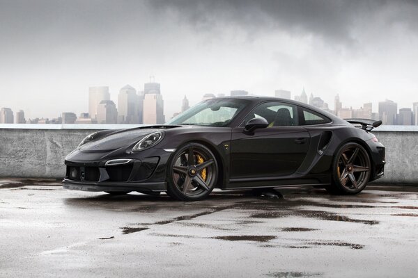 Porsche carrera 911 nero sullo sfondo della città