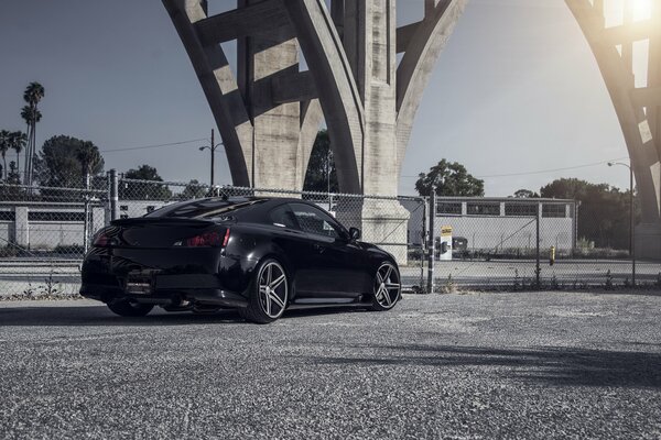 Infiniti-Laufwerke vossen vor dem Hintergrund der grauen Stadt