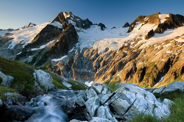 Schneebedeckte Berggipfel im Licht der Sonne