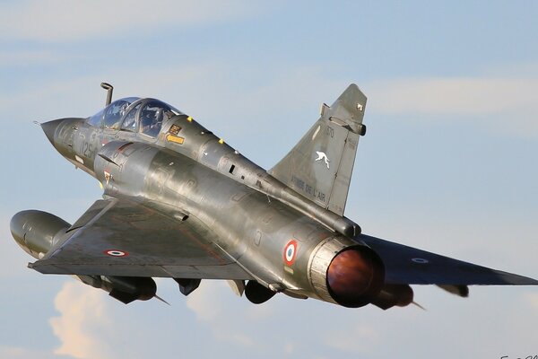 Avion militaire volant au-dessus des nuages