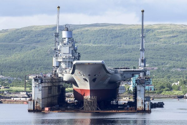 Portaaviones Almirante Kuznetsov en los muelles en reparación