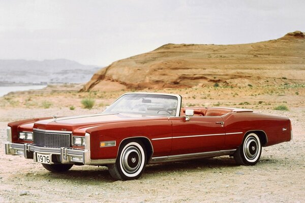 Czerwony Retro Cadillac cabrio z 1976 roku-