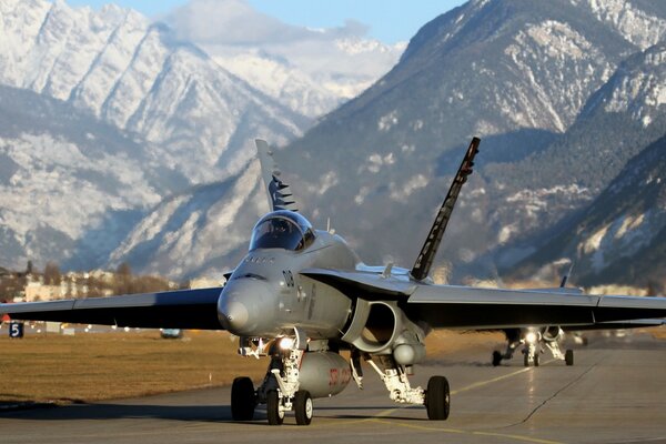 Avion sur une piste de montagne