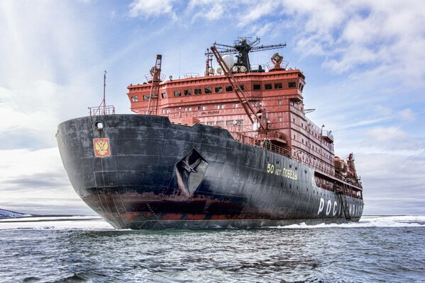 Énorme brise-glace avec les armoiries de la Fédération de Russie