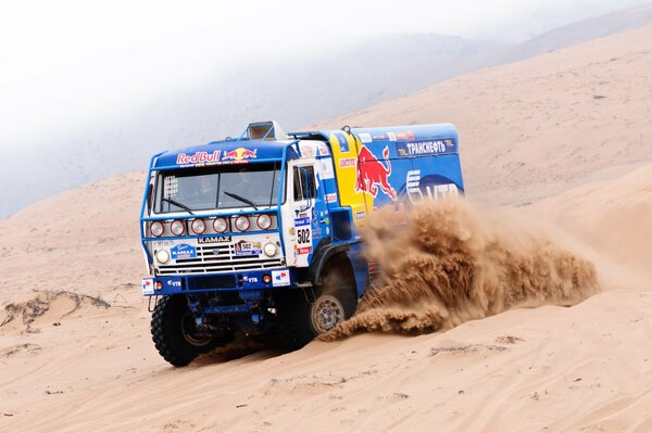 Samochód ciężarowy jeździ po piaskowej pustyni