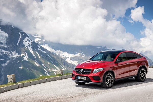 Mercedes 2015g nelle montagne rosso
