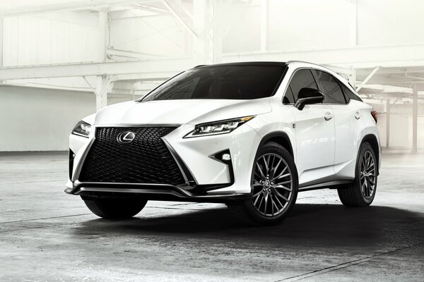 Crossover Lexus RX350 bianco nel parcheggio sotterraneo