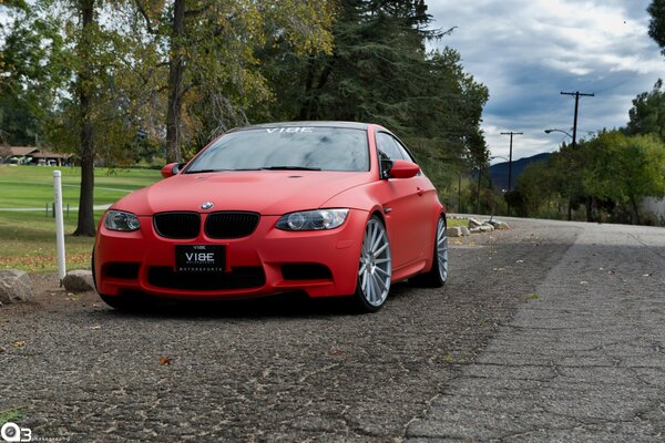 Roter gebürsteter bmw m3 unterwegs