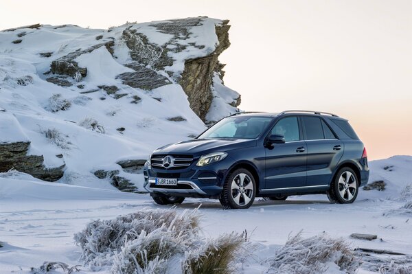 Красивый Mercedes Benz зимой на заснеженной дороге