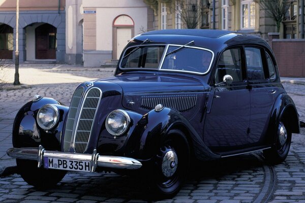 Retro - Auto auf städtischem Pflasterstein