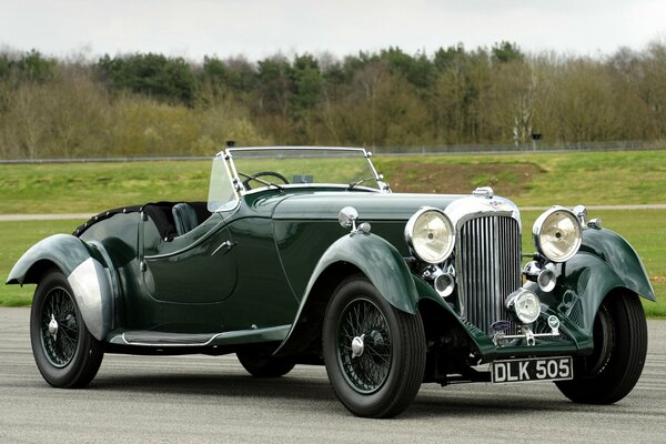 Zielony Retro tourer rapide lagonda LG45 z 1937 roku na tle trawy