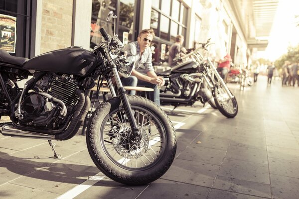 Мотоцикл хонда на улице у летнего кафе