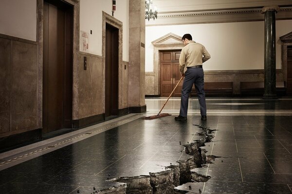 limpiador cualitativamente lava el piso en el vestíbulo