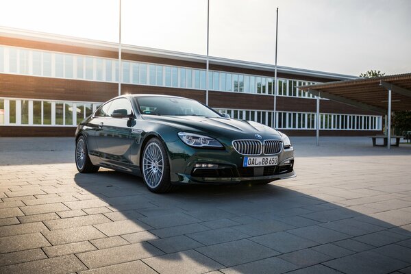 Bella auto BMW nera vicino alla costruzione marrone