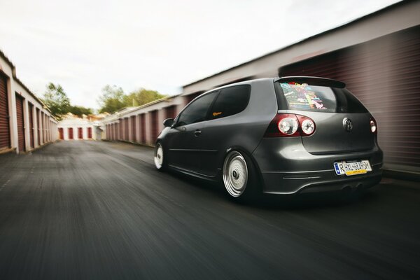 Volkswagen golf gris en movimiento