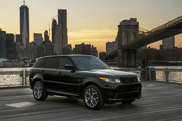 Range Rover noir se tient près du pont