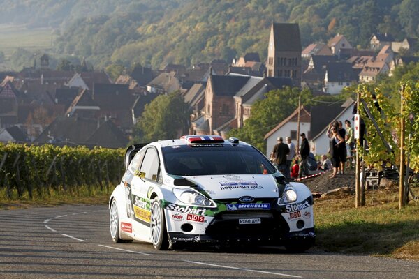 Coche de Rally en el fondo de la ciudad