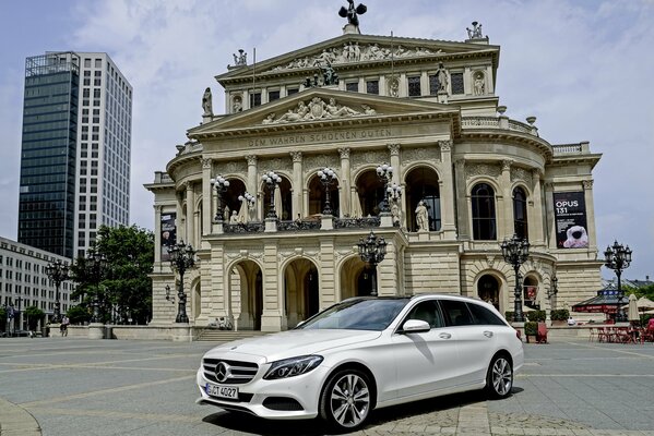 Mercedes-Benz mit 300 im Hintergrund eines historischen Gebäudes