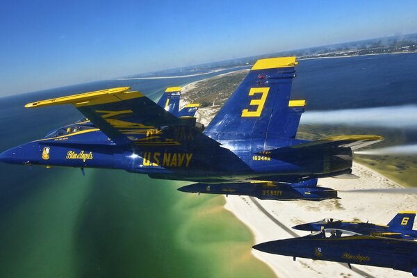 Des avions bleus survolent la mer