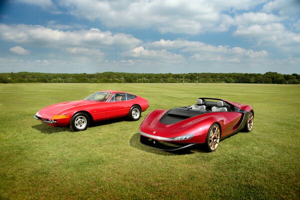 Два Ferrari 1973 и 2013 годов. В поле днём