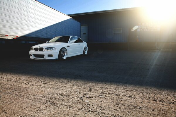 Bmw m3 e46 weiß in der Nähe der Garage