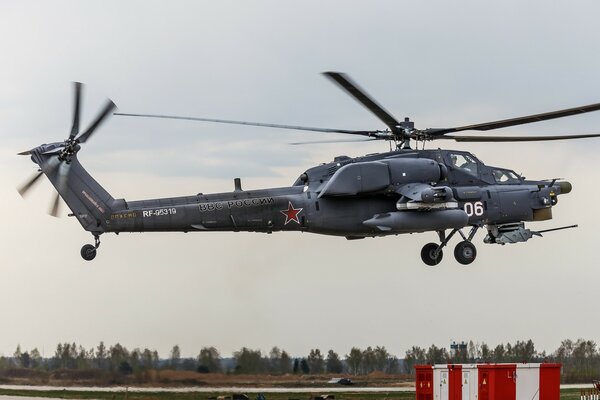 Rosyjski samolot Mi 28 startuje z lądowiska dla helikopterów