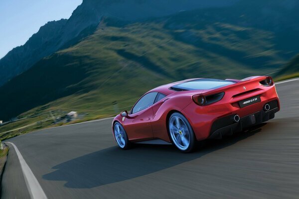 Ferrari in montagna guida ad alta velocità