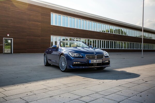 BMW convertibile sullo sfondo di un bellissimo edificio