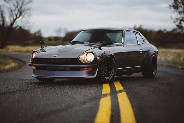 Hermoso Nissan oscuro en el fondo del otoño