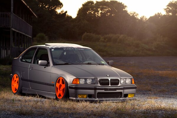 BMW gris con puesta de sol