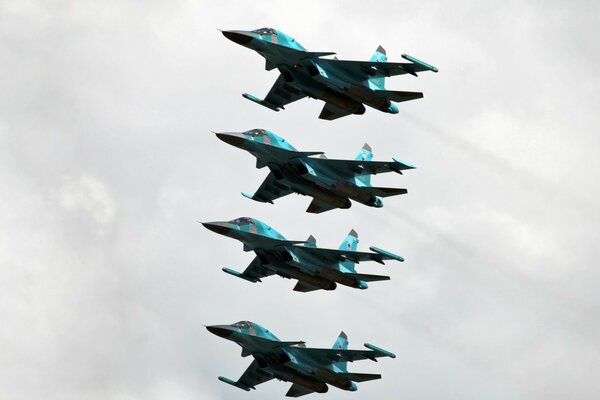 Quatre bombardiers volent à la défense de la patrie