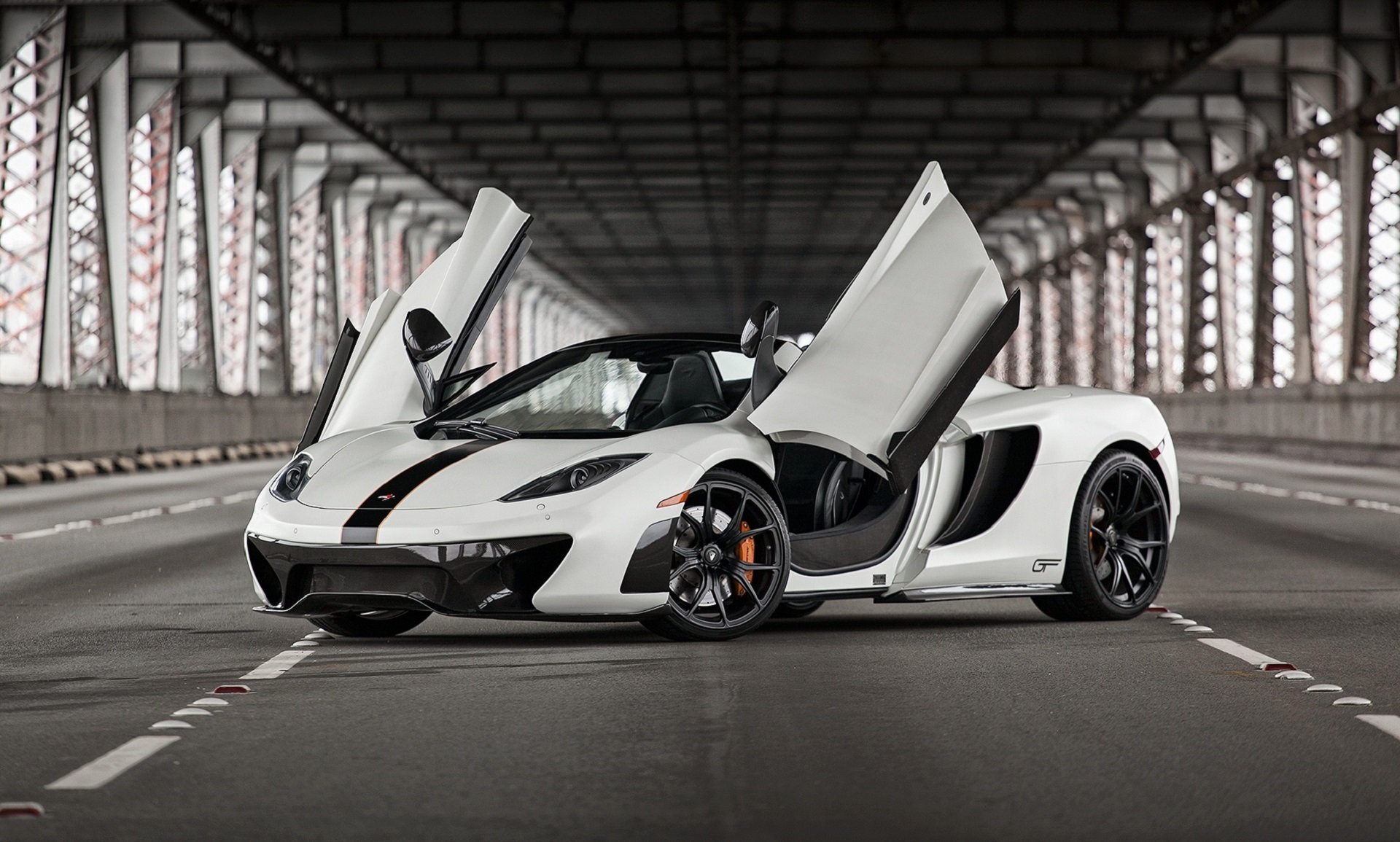 mclaren mp4-12c white front british bridge supercar