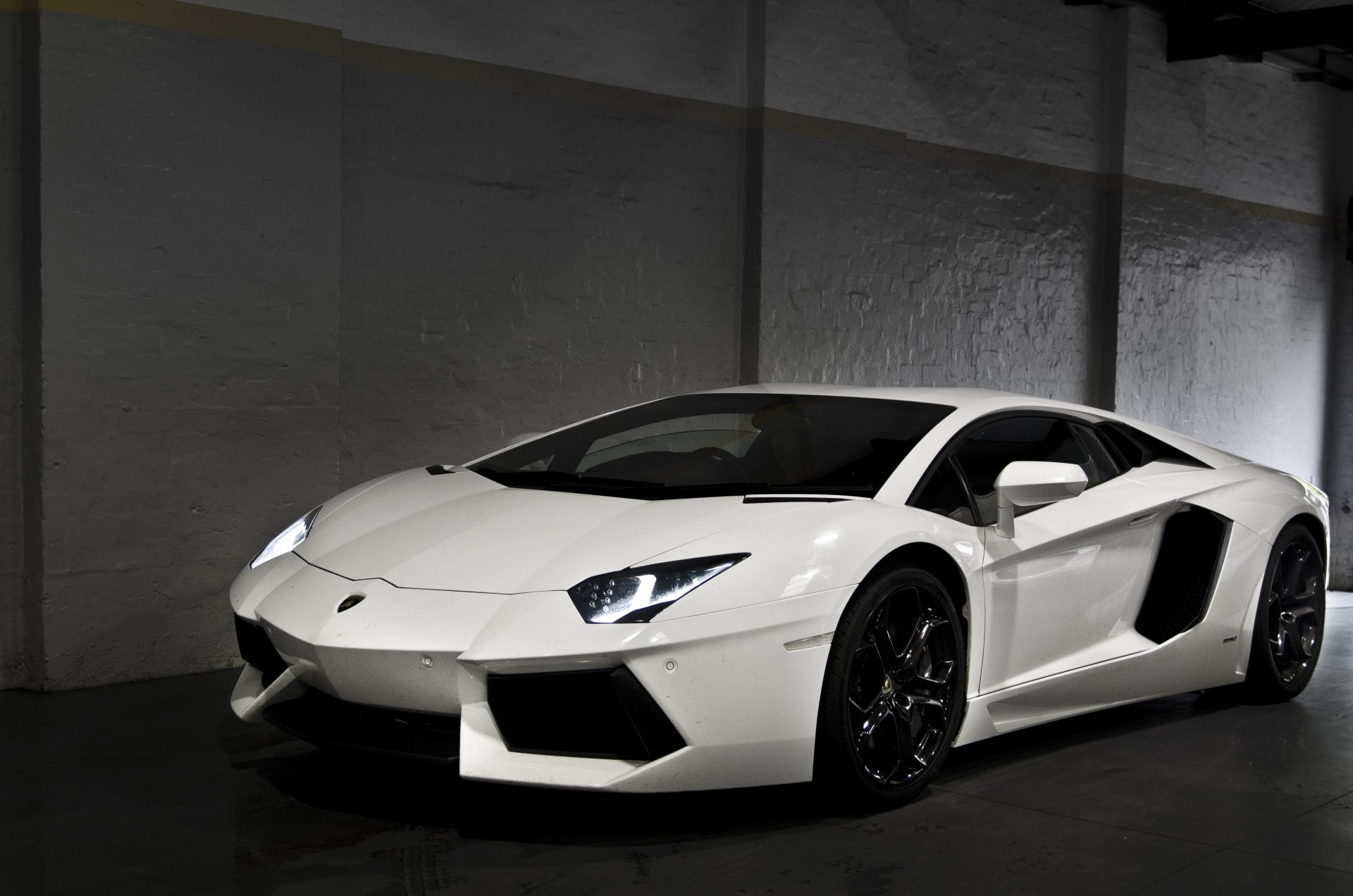 lamborghini aventador lp700-4 bianco lamborghini aventador luce del faro vista frontale parete parcheggio