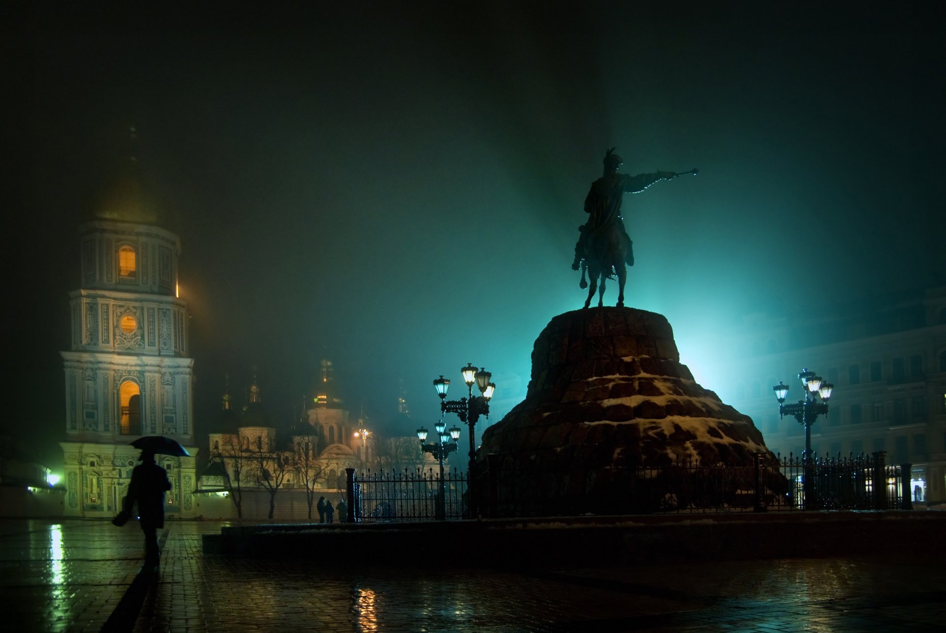 bogdan khmelnitsky sofía monasterio ucrania kiev plaza monumento noche campanario luces de la ciudad