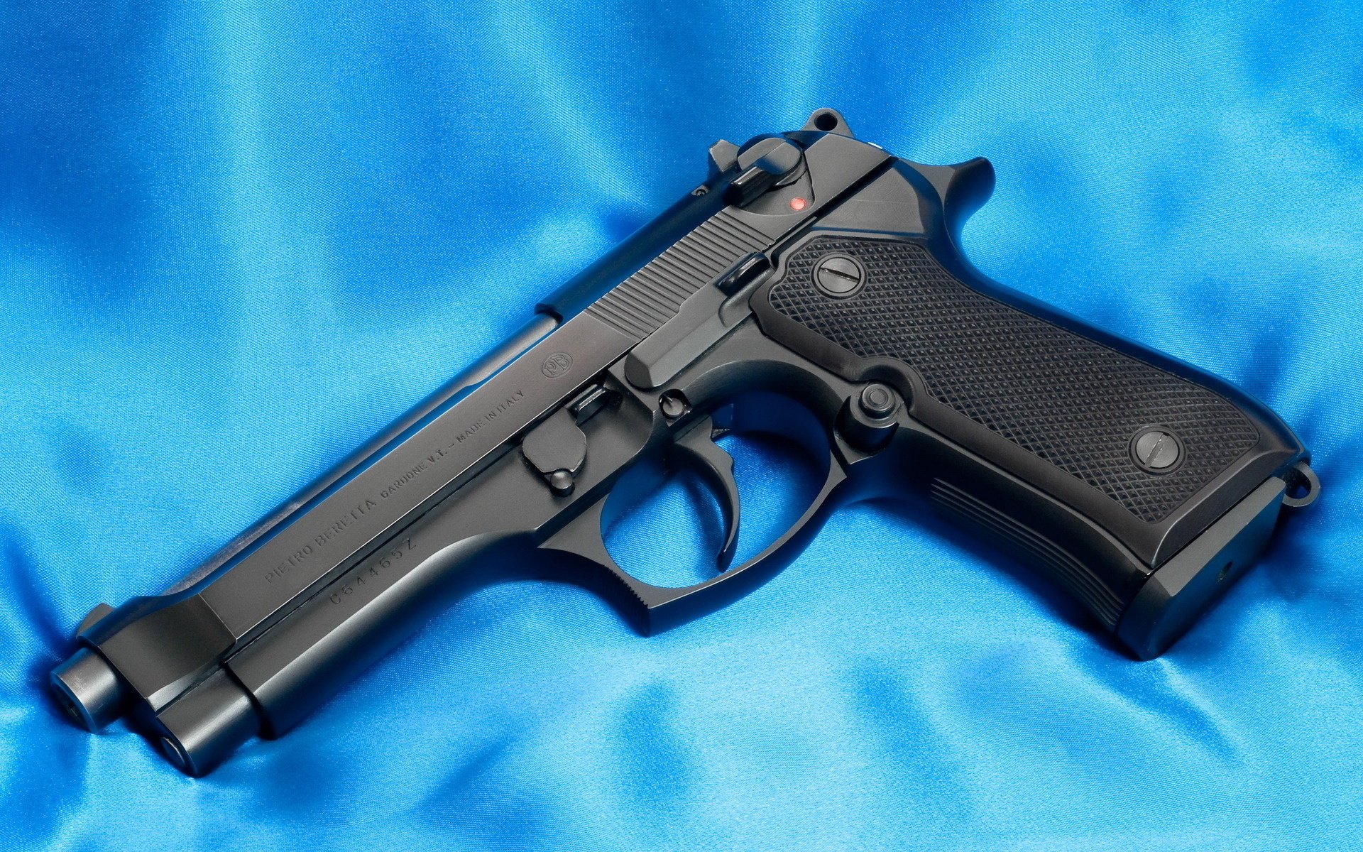 pistolet 9mm beretta beretta 92f lufa płótno tkanina satyna tekstylia niebieskie tło