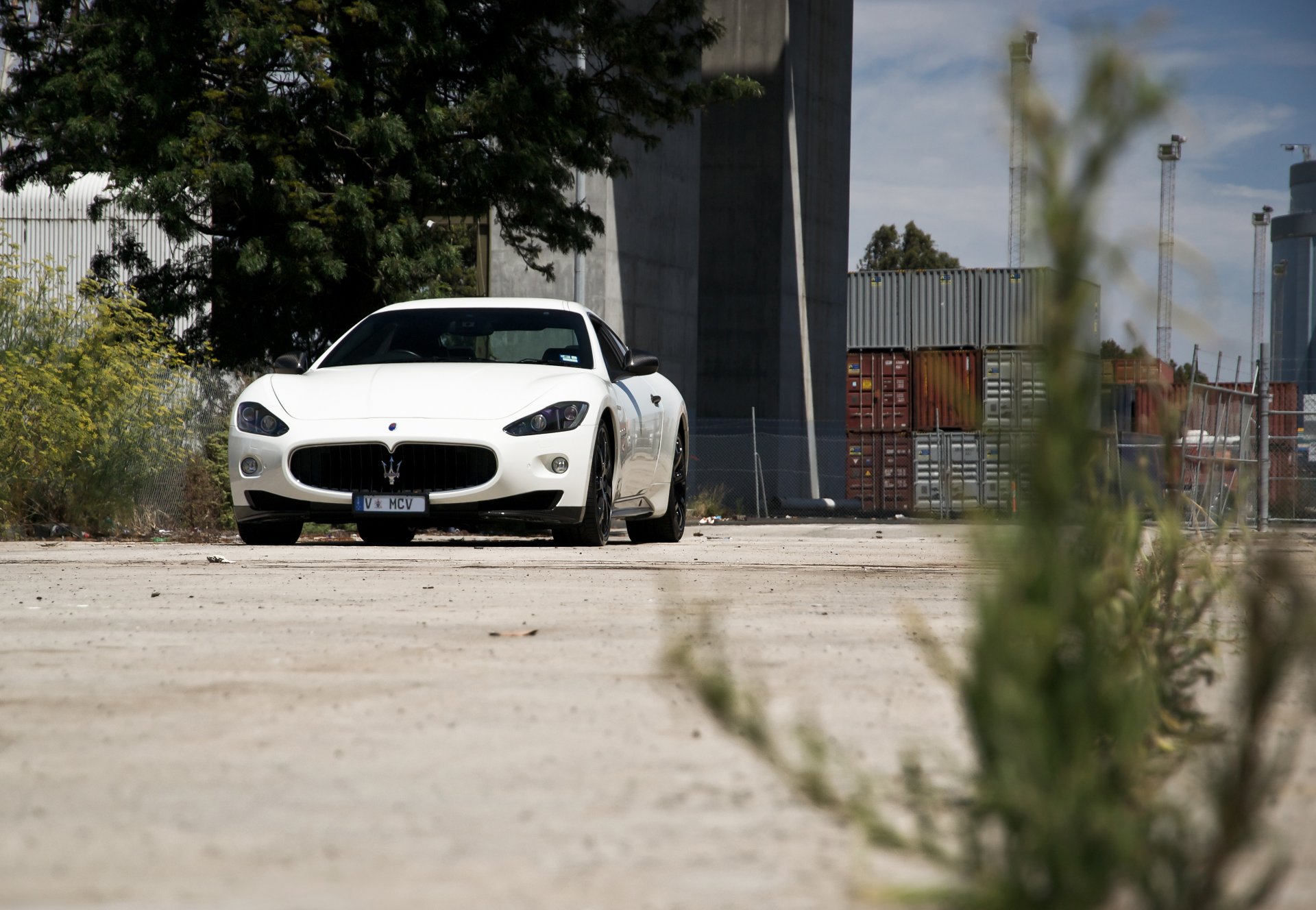 maserati granturismo mc stradale biały maserati granturismo widok z przodu podkład