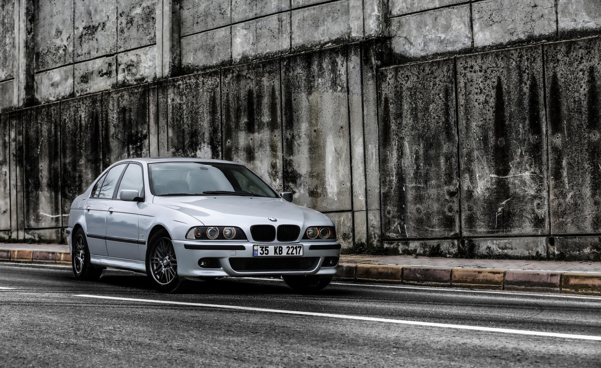 bmw e39 528i серебристая серебряный