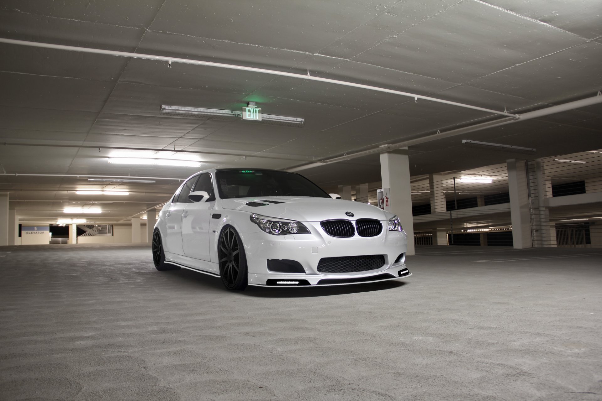 bmw m5 e60 blanco bmw vista frontal aparcamiento