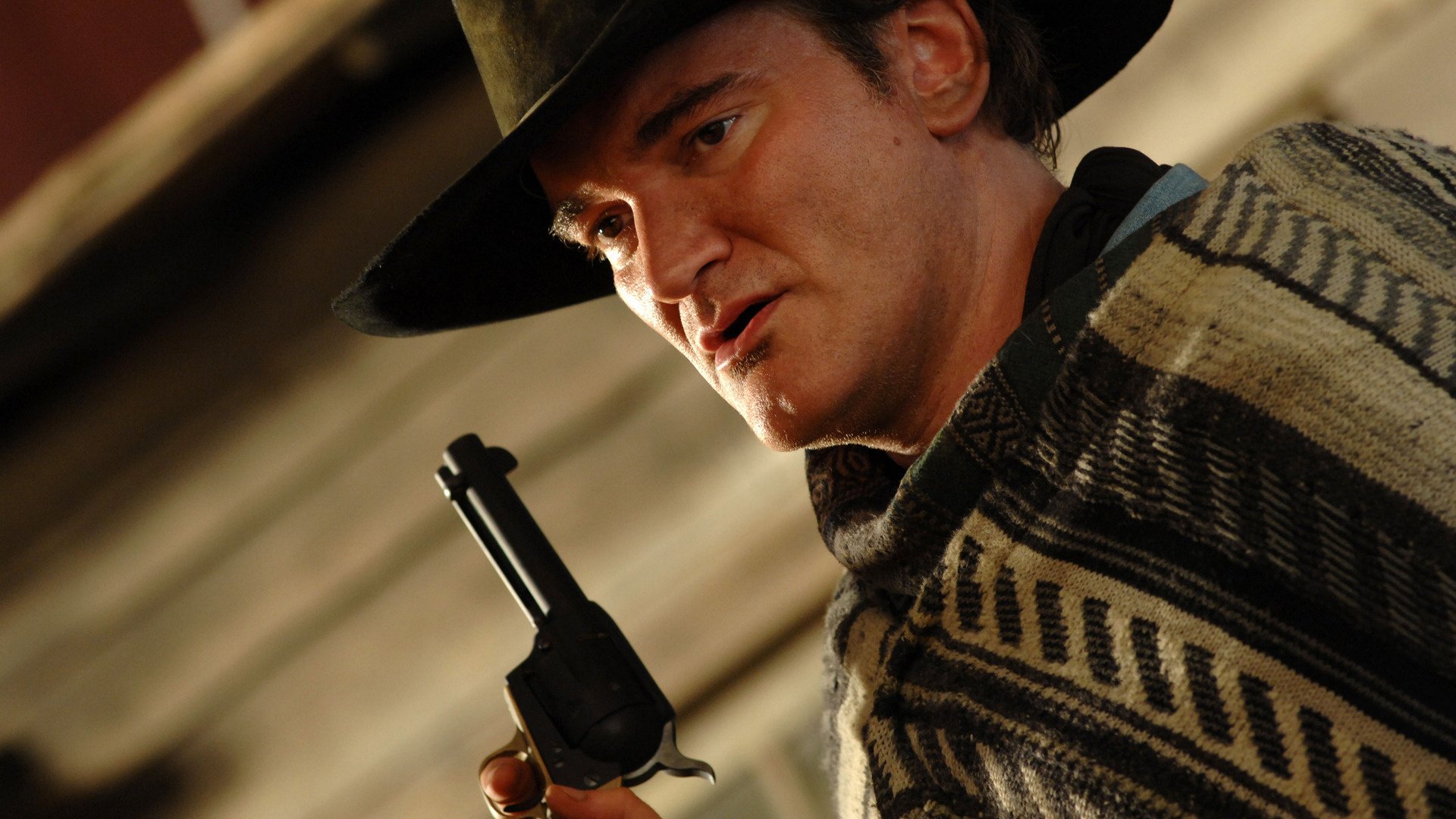 quentin tarantino quentin tarantino regista attore vista ritratto attori cinematografici cappello arma revolver immagine ruolo occhi faccia tiratore