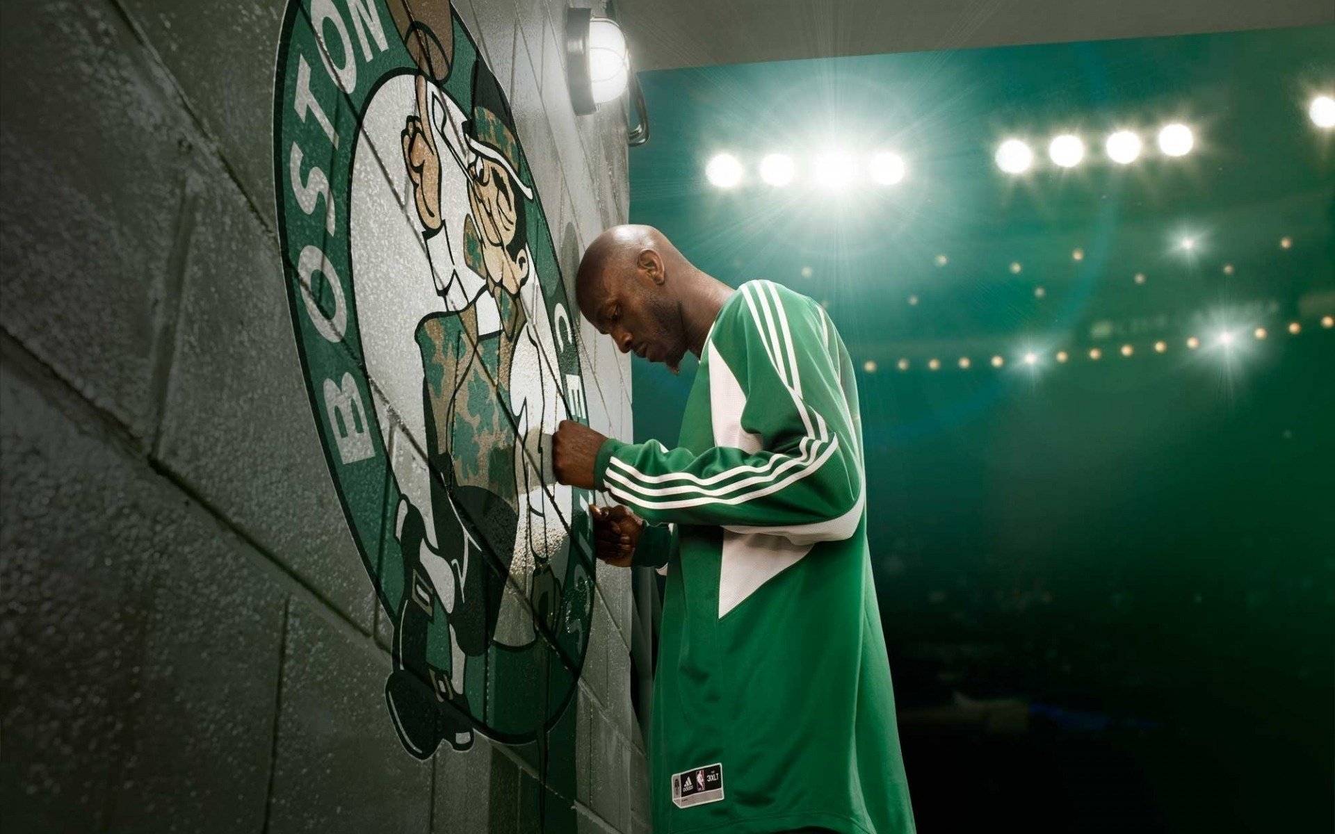 baloncesto uniforme verde boston boston reflector deportes nba piel oscura jugador pared logotipo