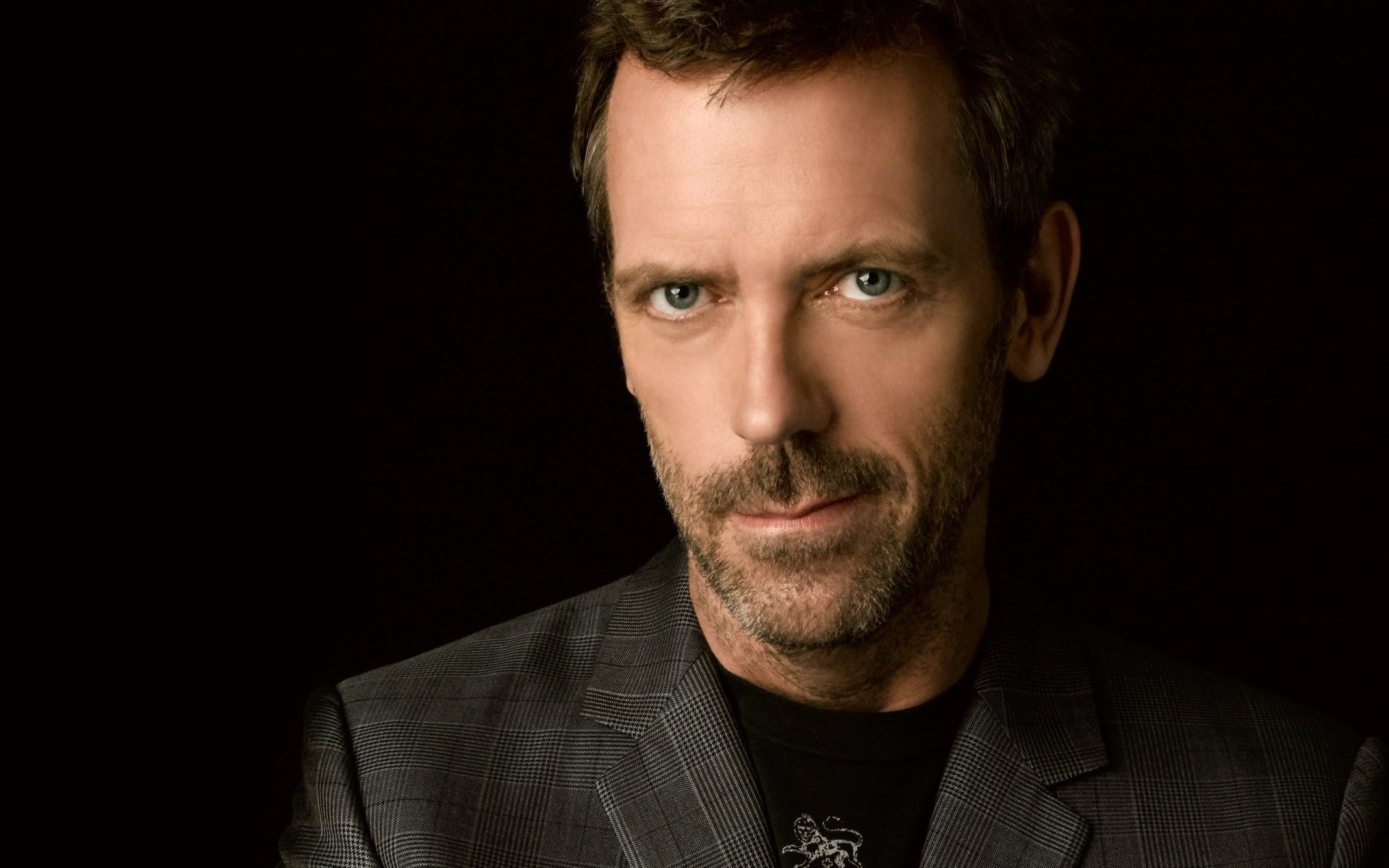 hugh laurie vista ritratto attori cinematografici medico casa con la barba lunga sfondo nero giacca occhi viso