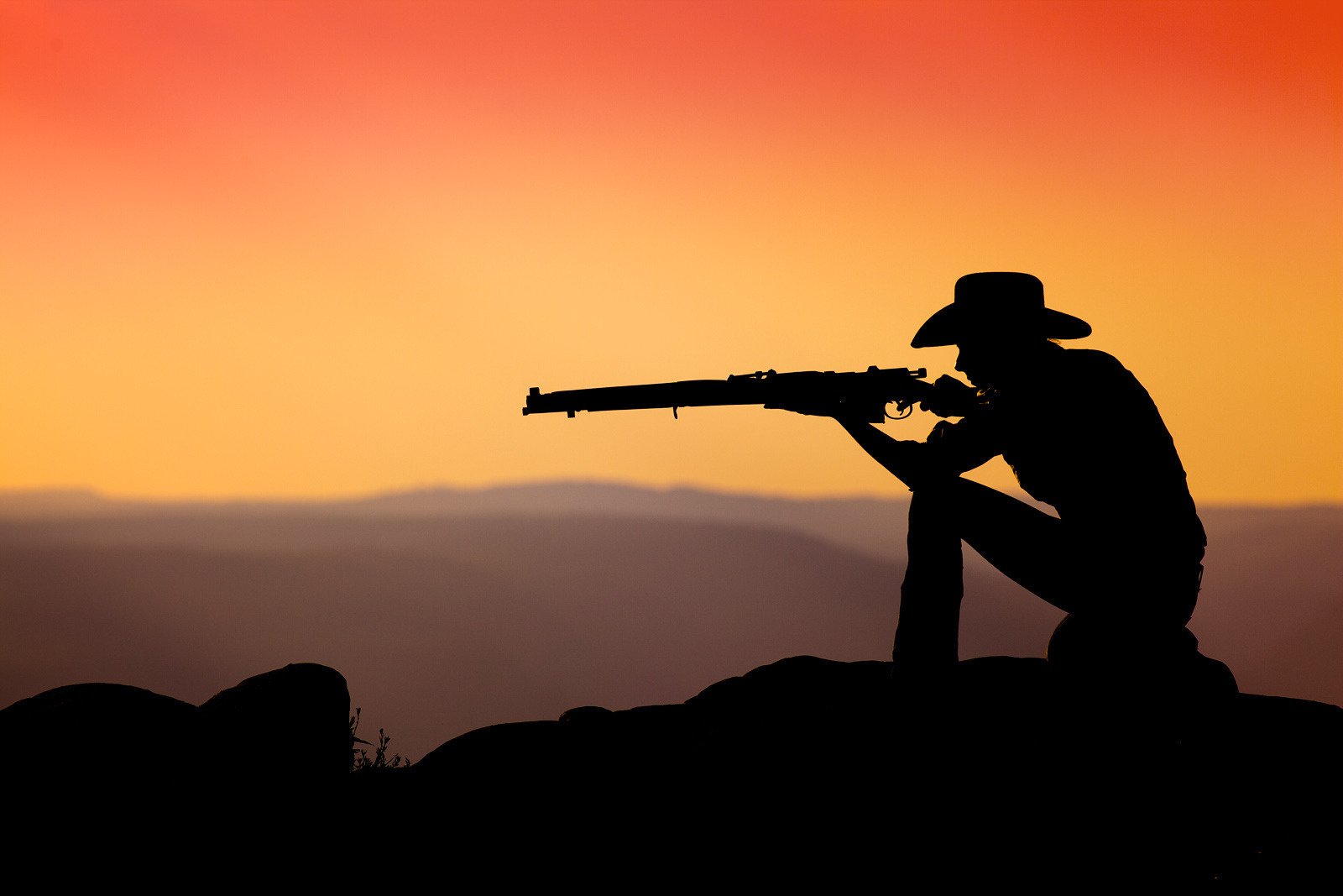 fusil enfield cowboy coucher de soleil montagne altitude montagnes vue chapeau pierre tireur