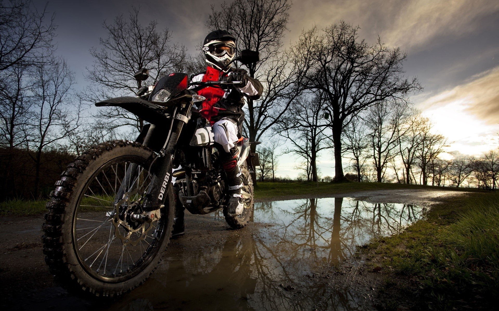 moto route flaque d eau nature hommes arbres moto vélo de sport vélo transport de moto