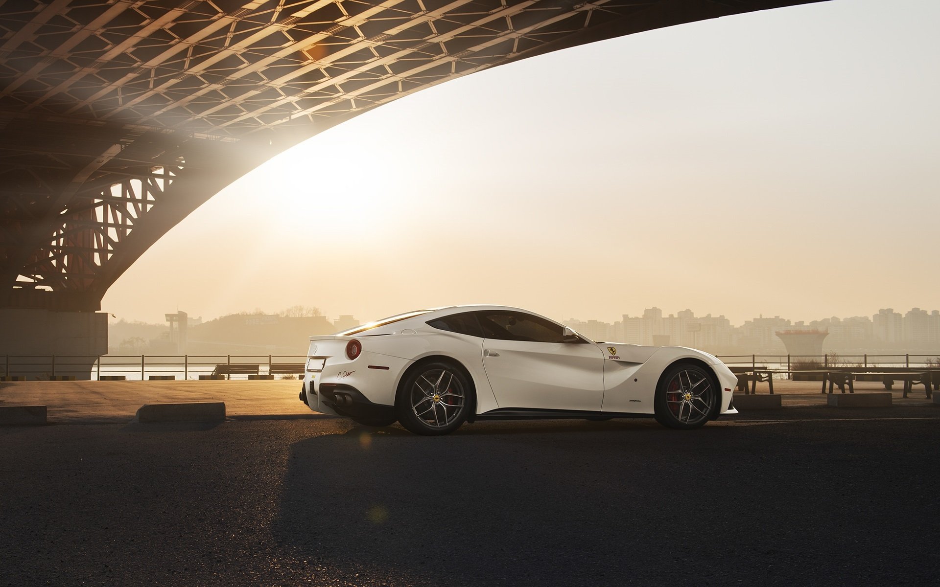 ferrari f12 berlinetta blanco superdeportivo sol puente ciudad trasero