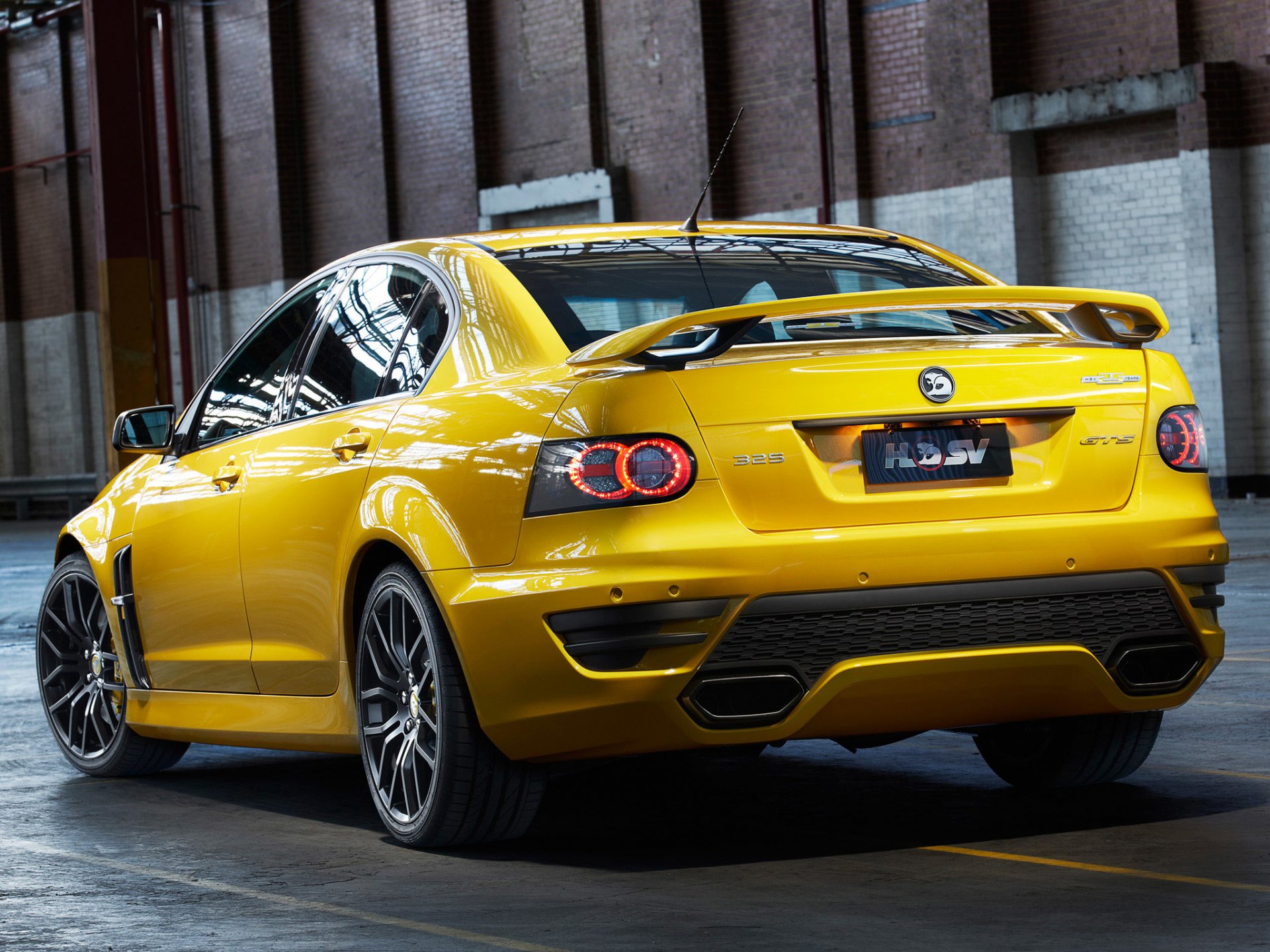 holden hsv gts jaune hangar garage